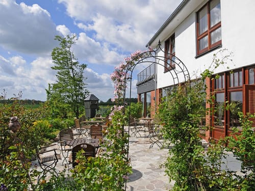 Terrasse mit verschiedenen Sitzgruppen